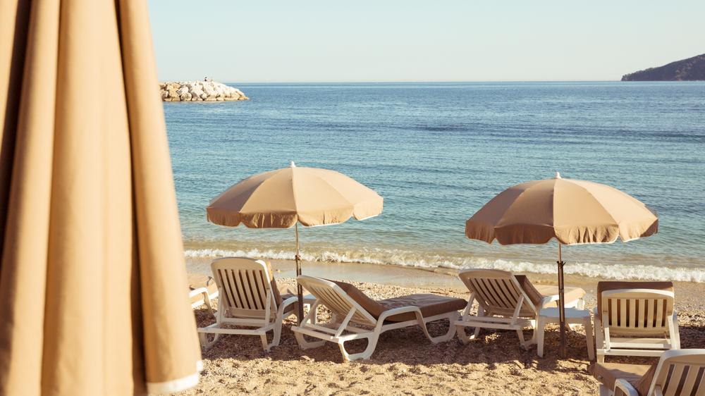 Beachclub in Nizza: Gut gepolstert und beschirmt ist das Strandleben bequemer.