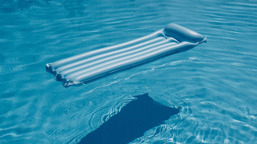  Die Luftmatratze verbindet zwei essenzielle Urlaubsaktivitäten – Ausruhen und Im-Wasser-Sein.