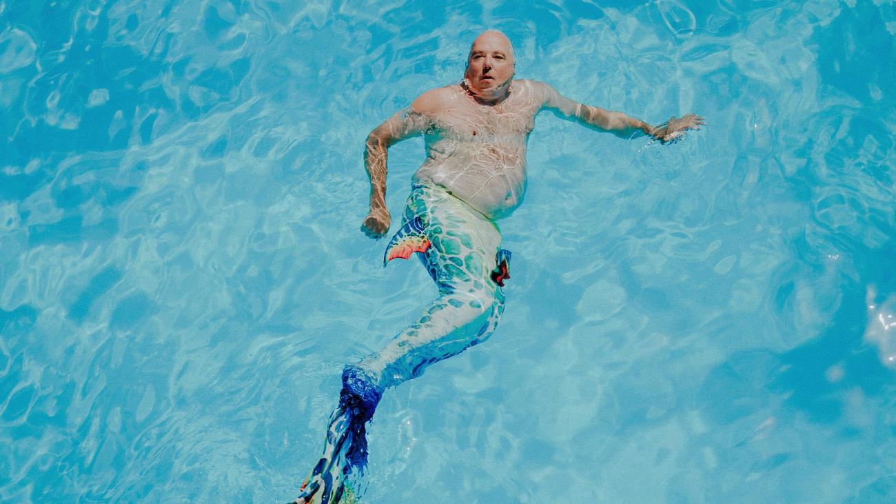 Mermaiding: Erfahrene Meerjungfrau, männlich, 66 Jahre. Gibt auch Unterricht