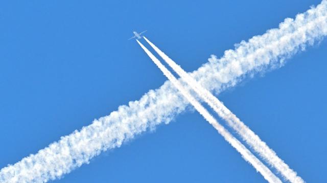 Kondensstreifen von Flugzeugen: Operation blauer Himmel