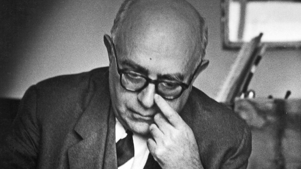 Theodor W. Adorno: Auch wenn sich Theodor W. Adornos Analyse »Aberglaube aus zweiter Hand« auf Zeitungshoroskope beschränkt, ist sie in Teilen auf sämtliche Eso-Trends der Gegenwart anwendbar.