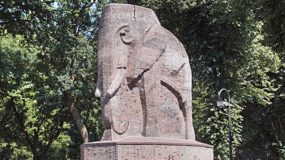 Ein zehn Meter hoher Backstein-Elefant, der 1932 als Reichskolonialehrenmal enthüllt worden war, wurde 1990 vom Bremer Senat zum ersten deutschen Antikolonialdenkmal umgewidmet. Seit 2014 heißt die Grünfläche darum Nelson-Mandela-Park.