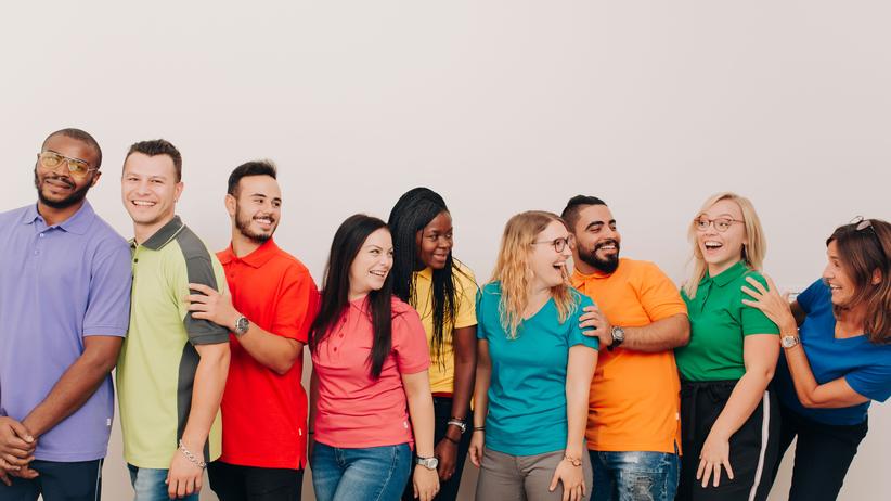 Hakro: Bei Hakro in Baden-Württemberg kommen 170 Mitarbeiterinnen und Mitarbeiter aus 14 Ländern: Nigeria, Rumänien, der Türkei, noch mal Rumänien, Togo, Deutschland, Syrien oder Schweden (von links nach rechts). Die Chefin (rechts) will Vielfalt fördern. 