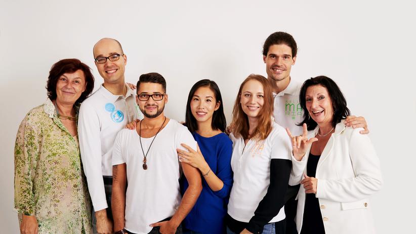 Marien-Apotheke: Unter hörbehinderten Menschen ist die Arbeitslosenquote besonders hoch. Die Chefin der Marien-Apotheke findet das falsch. Ihr Mitarbeiter Sreco Dolanc (zweiter von links) steht am Verkaufstresen, unterstützt von einer Gebärdendolmetscherin (rechts).