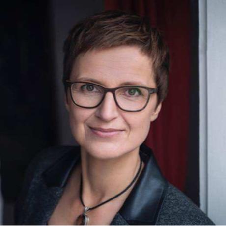 Bedingungsloses Grundeinkommen: Claudia Cornelsen, geboren 1966, hat Kunstgeschichte, Germanistik, Philosophie studiert und arbeitet seit 25 Jahren als Beraterin und Autorin. Sie initiiert derzeit einen wissenschaftlichen Thinktank zum Thema bedingungsloses Grundeinkommen.