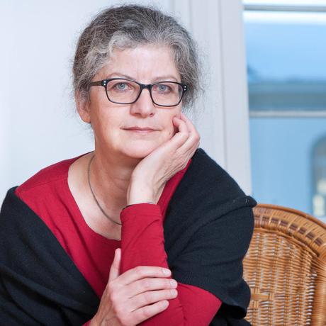 Care-Arbeit: Ina Praetorius, geboren 1956, ist Theologin und Ethikerin. Seit vielen Jahren fordert sie einen neuen gesellschaftlichen Ansatz: Jede Arbeit, die der Gesellschaft nützt, muss anerkannt werden – egal ob sie bezahlt wird oder nicht. 2015 gründete sie in der Schweiz den Verein Wirtschaft ist Care.