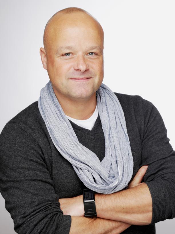 Axel Mengewein: Axel Mengwein ist studierter Wirtschaftsinformatiker, ZDF-Redakteur und betreibt eine Internet- und Künstleragentur. Er hat verschiedene Teilzeitmodelle getestet: die Vier-Tage-Woche, 50 Prozent, Bildungsurlaub oder drei Wochen arbeiten, eine frei. Sein Buch "Halbe Arbeit, ganzes Leben" erschien im Ariston Verlag.