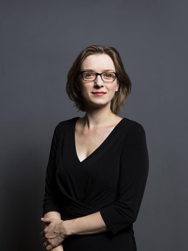 Lisa Herzog: Lisa Herzog, 1983 geboren, ist  Professorin für Politische Philosophie und Theorie an der Hochschule für Politik an der Technischen Universität München. Ihr Buch „Die Rettung der Arbeit. Ein politischer Aufruf“ ist im Hanser-Verlag erschienen.