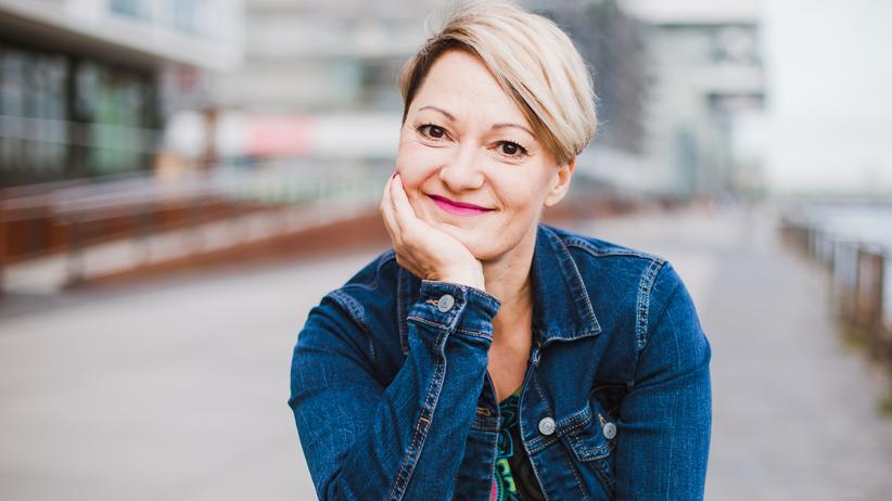 Beziehungscoach: Melanie arbeitet als Coach und berät Paare bei Fragen rund ums Fremdgehen. Sie verdient 3.000 Euro – und überweist das Geld auf das gemeinsame Konto mit ihrem Mann.