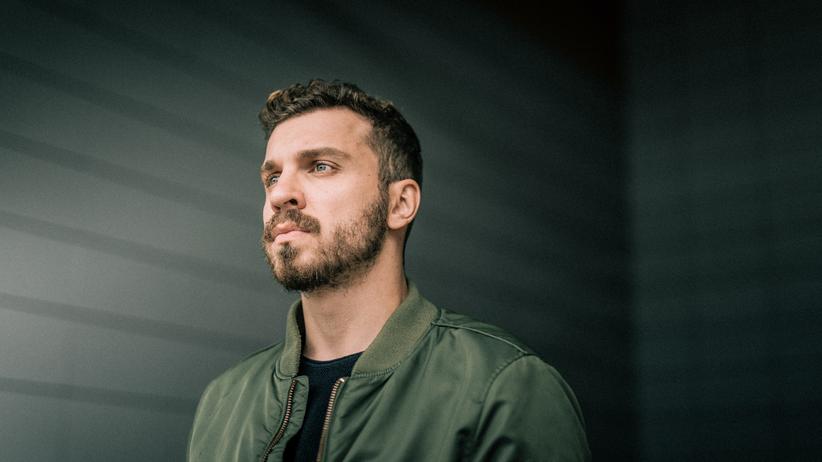 Edin Hasanović: "Ich muss meine Art zu arbeiten ändern, sonst macht das mich kaputt", sagt der Schauspieler Edin Hasanović im Podcast.