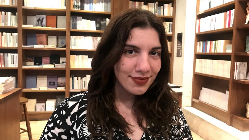 Büroangestellte in Griechenland: Nach der Arbeit macht Ionna eine Weiterbildung im digitalen Marketing. Sie hofft, dadurch einen Job finden zu können, der ihr mehr liegt. 