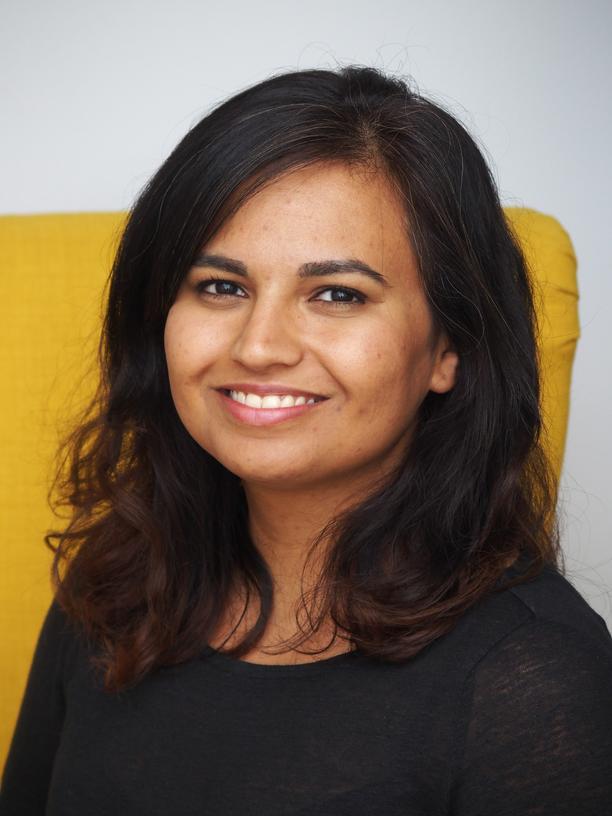 Manik Chander, geboren 1987 in einer hessischen Kleinstadt, studierte Wirtschaftswissenschaften in Göttingen. Heute arbeitet sie als Projektleiterin für Programme für Geflüchtete an der Hochschule RheinMain. Ihr Buch "Migrant Mama", das sie zusammen mit Melisa Manrique herausgegeben hat, ist für den Deutschen Integrationspreis 2019 nominiert.