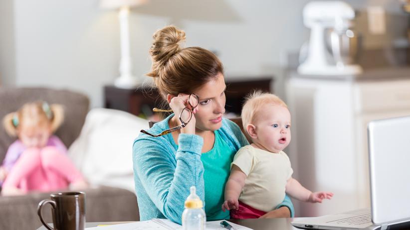 Leserumfrage: Kochen, die Kinder zur Kita bringen und nebenbei von Zuhause aus arbeiten. Frauen leisten viel mehr unbezahlte Familienarbeit als Männer.