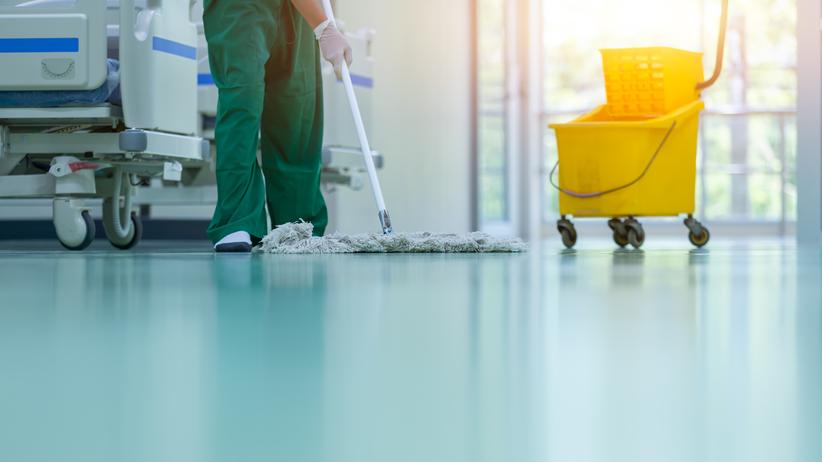 Reinigungskräfte in Krankenhäusern: Für ein Krankenhauszimmer plus Nebenraum hat Reinigungskraft Clea Timmert gerade mal eine viertel Stunde Zeit. 