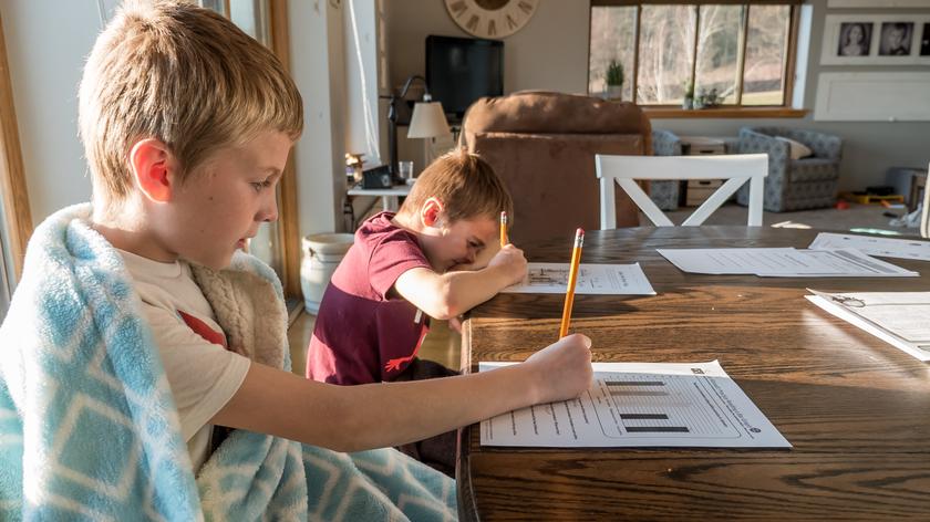 Homeschooling : Dann ist auch immer ein Erwachsener in der Nähe: Hausaufgaben machen am Küchentisch.