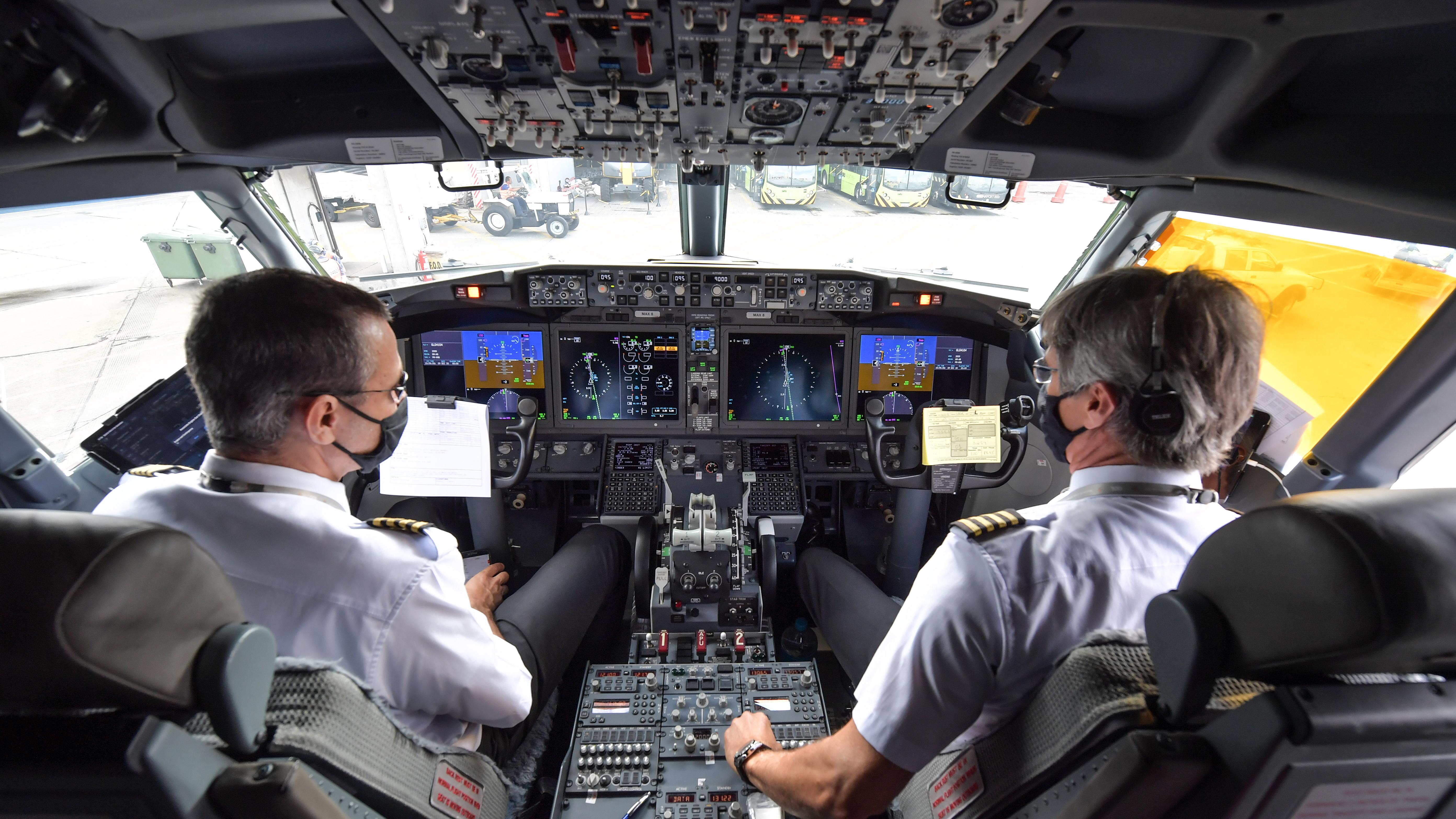 Пилот самолета. Пилот f-16 в шлеме. Авиатренажер боинг 737. Сергей иванович янчук пилот гражданской авиации. Пилот профессия.