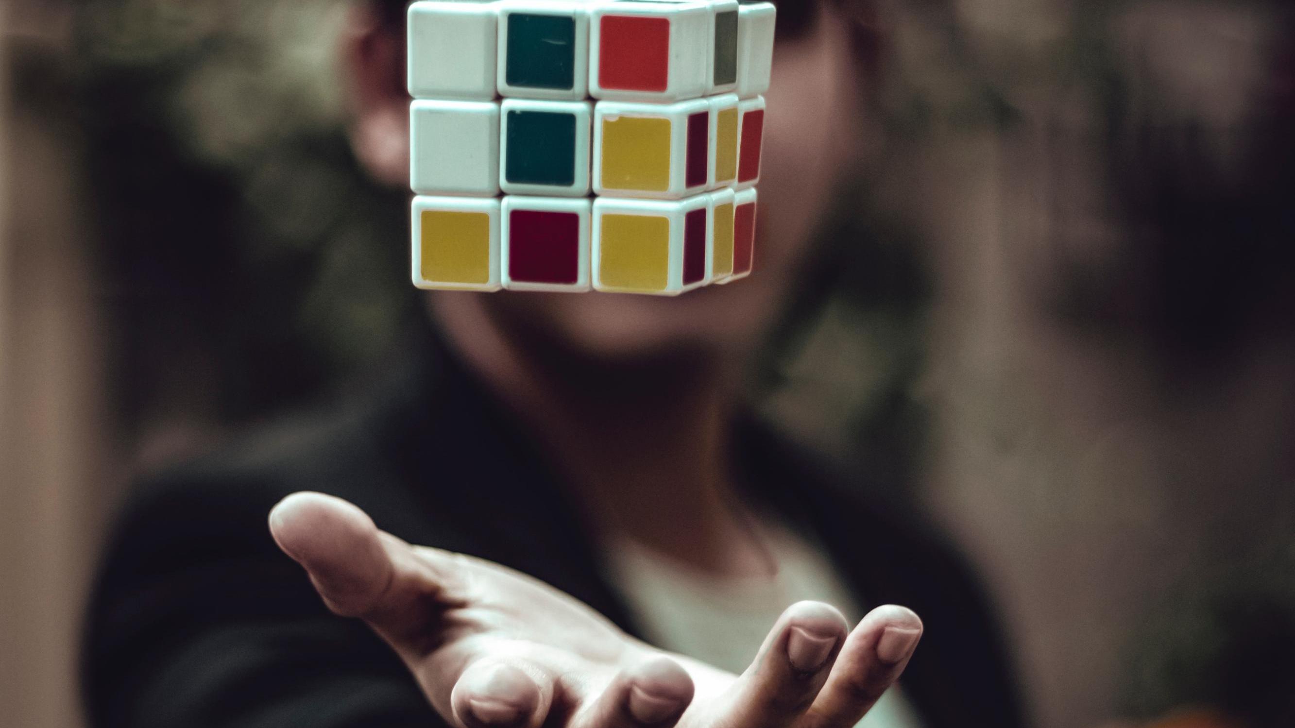 Играть в дзен 3d кубик. Кубик Рубика спидкубинг. Кубик Рубика в руках. Рука с кубиками. Необычный кубик рубик.