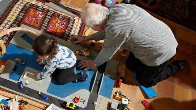 Eltern in Vollzeit: "Wir haben den Opa als Minijobber angestellt"