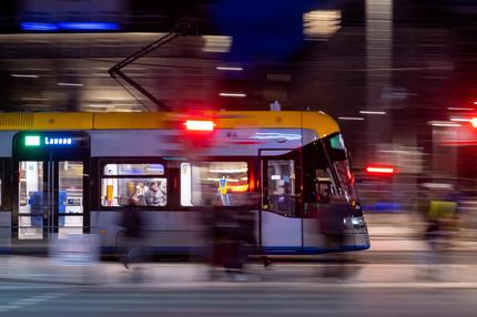 Straßenbahnfahrer: Eine Straßenbahn fährt aus der Zentralhaltestelle in Leipzig. Nach dem großangelegten bundesweiten Warnstreik der Gewerkschaften EVG und Verdi begann sich die Situation im öffentlichen Verkehr am Dienstag weitgehend zu normalisieren. +++ dpa-Bildfunk +++