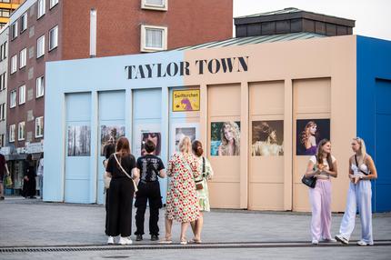 Taylor Swift in Gelsenkirchen: In Gelsenkirchen sollen in diesen Tagen um die 200.000 Fans durch die Stadt laufen.