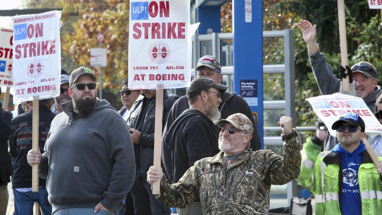 Etats-Unis : les travailleurs de Boeing prolongent leur grève | TEMPS de travail