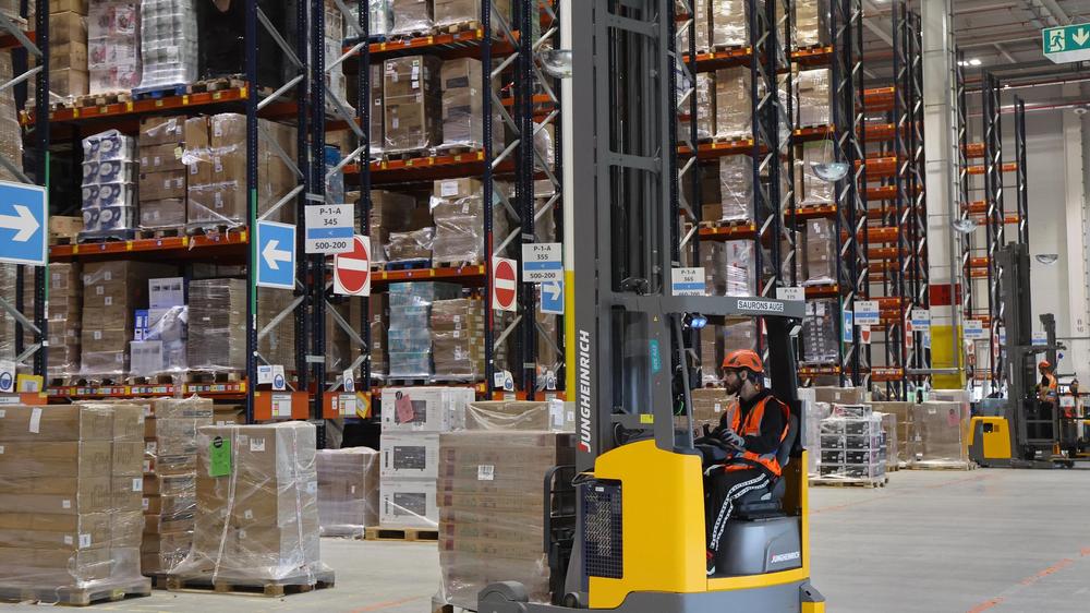 Arbeitszeit: Ein Mitarbeiter in einem Hochregallager eines Amazon-Logistikzentrums