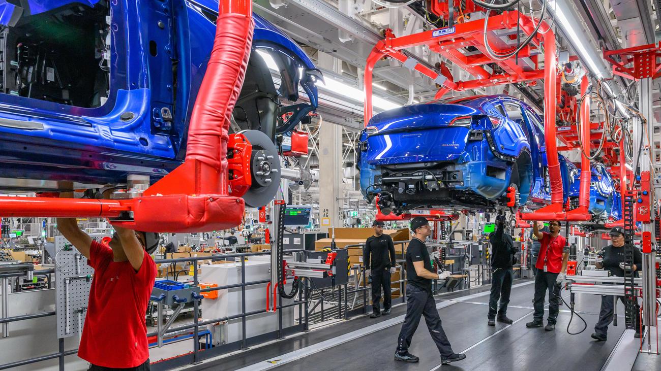 Tesla reportedly plans to illegally withhold wages from sick employees ...