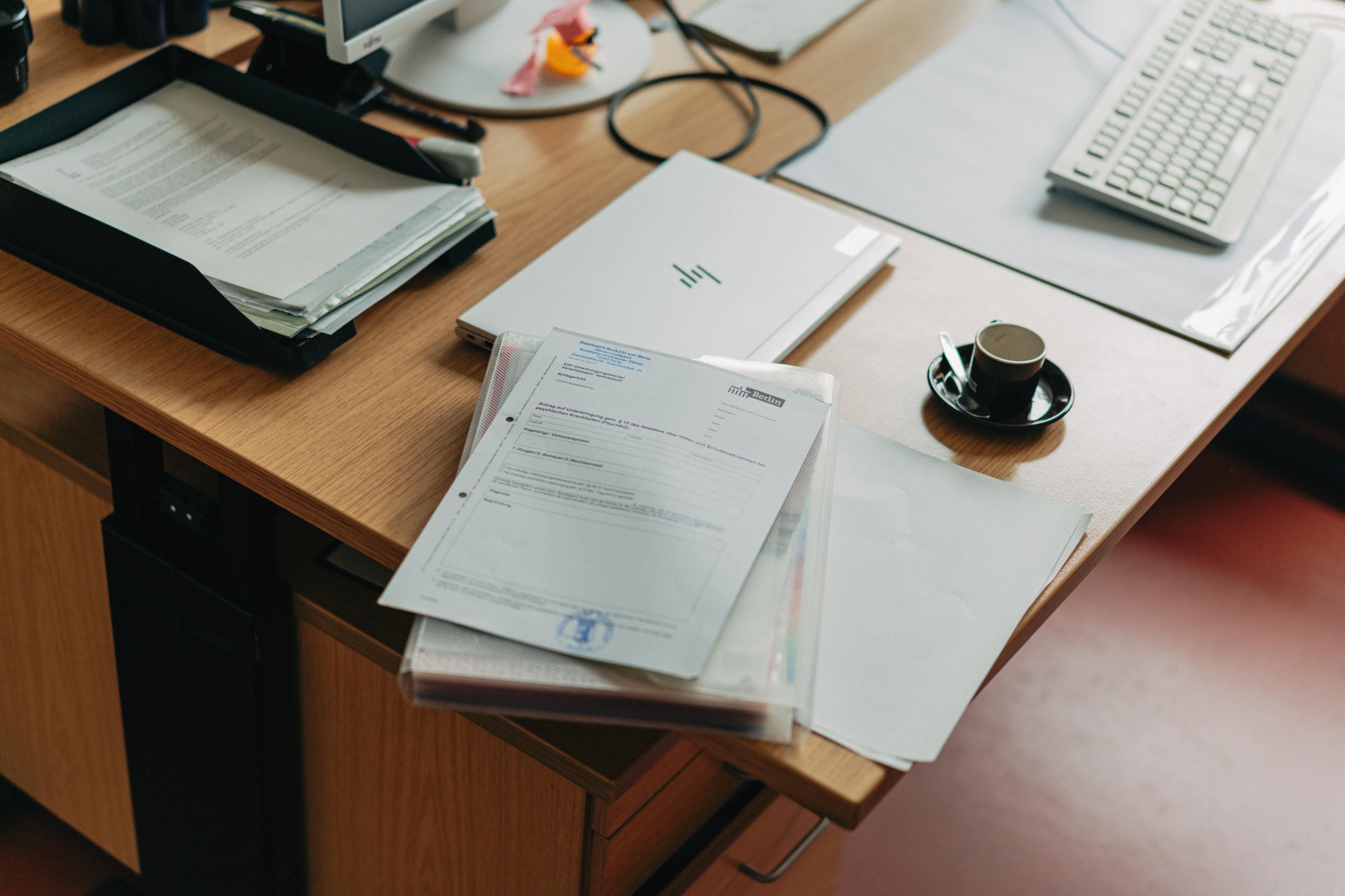 Sozialarbeiter und Psychiater: In seinem Büro muss Andreas Grabner manchmal priorisieren, welcher Anruf am wichtigsten ist.