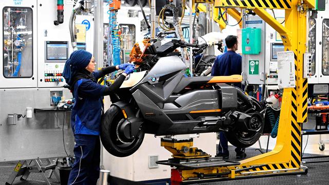 Arbeitsmarkt: Junge Frauen und Eingewanderte in Jobs häufiger überqualifiziert