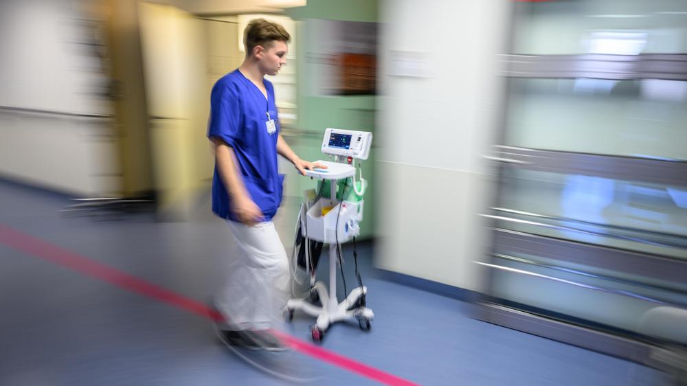  Rund 64.000 Menschen begannen 2025 eine Ausbildung zur Pflegefachkraft.