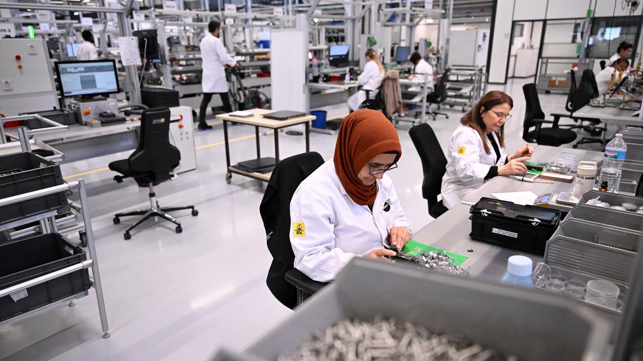 Arbeitsmarkt in Deutschland: Zahl der Arbeitslosen sinkt im Juni nur leicht