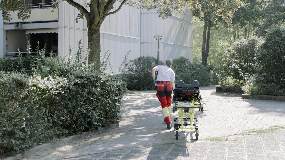 Hitze und Gesundheit: Einsatz in Mannheim Vogelstang. Ein älterer Herr hat sich eine Platzwunde am Kopf und Ablederungen an den Armen zugezogen, nachdem ihn die Kraft in seinen Beinen verlassen hatte und dies zu einem Sturz geführt hat. Zur Absicherung wurde er in das Krankenhaus Diakonissen gebracht. Die Hitze kann mittverantwortlich für diesen Einsatz gewesen sein, auch wenn der Herr in der jüngeren Vergangenheit schonmal gestürzt ist.