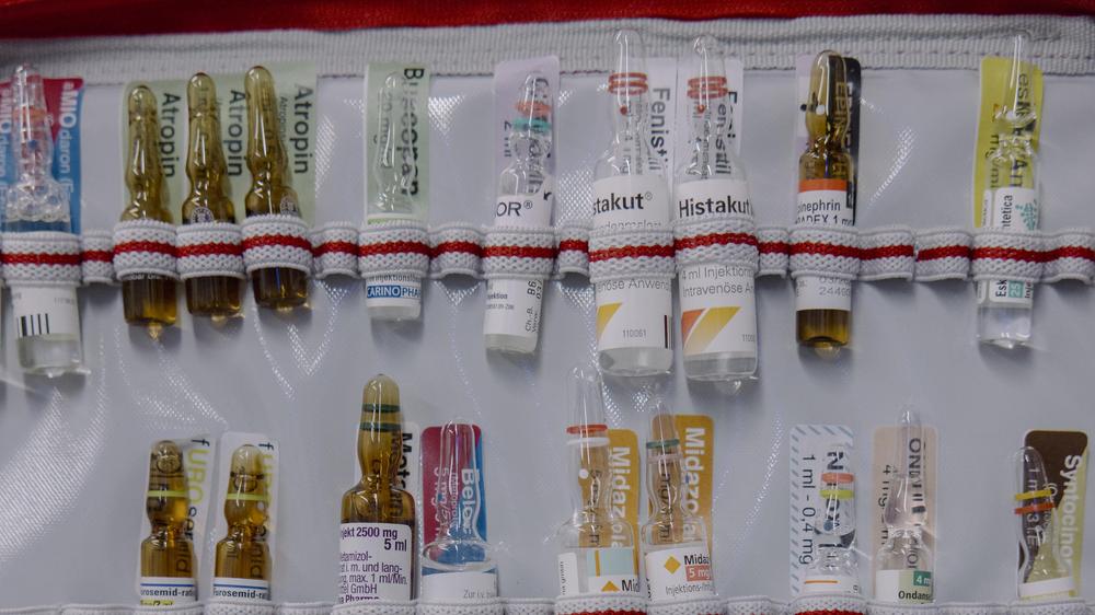 Hitze und Gesundheit: Medikamente und Materialien in den Rucksäcken der Rettungssanitäter