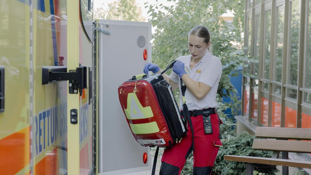 Hitze und Gesundheit: Lina Stolze während eines Einsatzes in einem Altenheim. Die Rettungssanitäterinnen wurden gerufen, da eine Gastrointestinale Blutung bei einem Bewohner des Heims festgestellt wurde