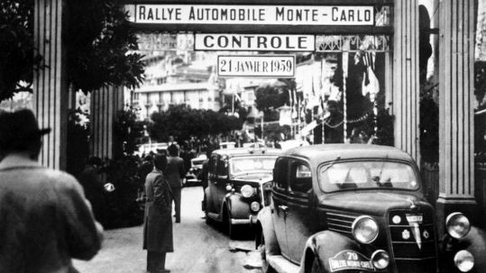 Rennwagen passieren einen Kontrollposten der Rallye Monte Carlo 1939