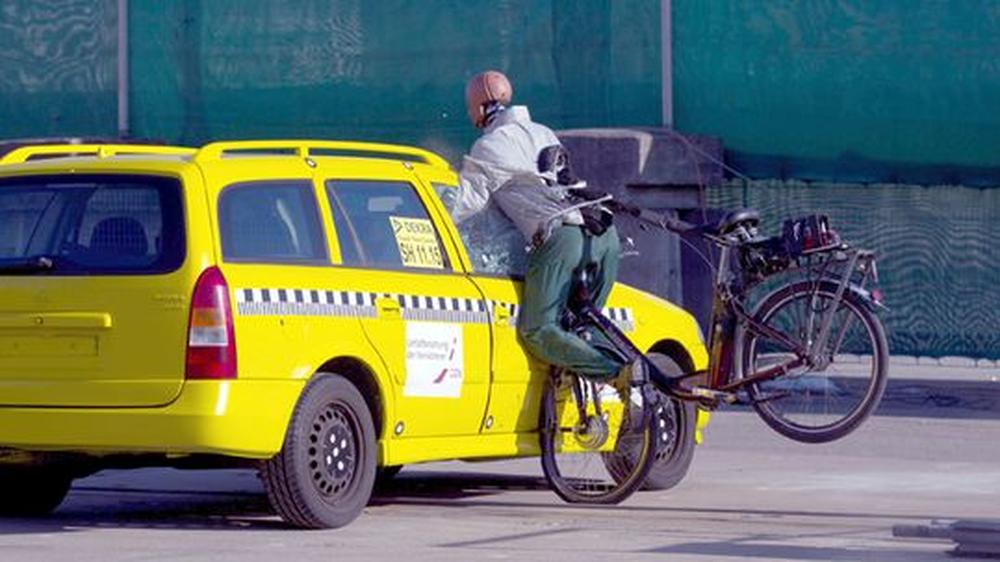 Die Unfallforschung der Versicherer testete Fahrräder mit Elektromotor in Crashtests