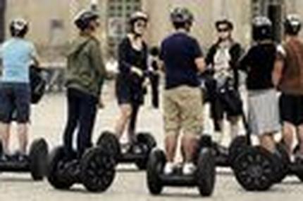 Touristen auf einer Segway-Tour in Berlin