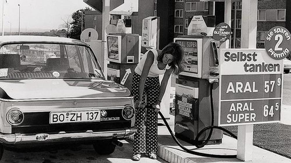 In den 1970er Jahren lockten erste SB-Tankstellen damit, dass der Sprit bei ihnen günstiger sei.