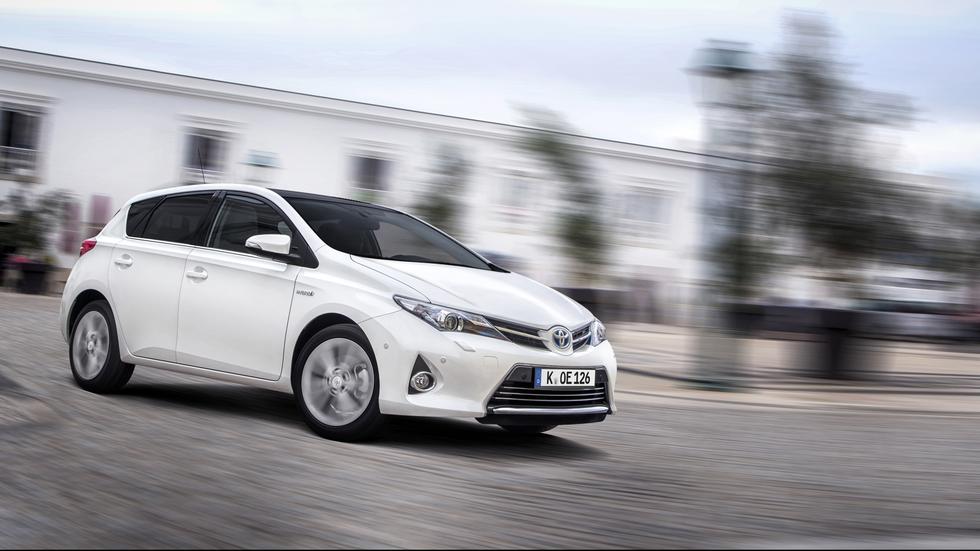 Sparsam mit Verbrennungsmotor: Prius in gefälliger Form | ZEIT ONLINE