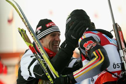 Frank Ullrich gratuliert Alexander Wolf für seinen dritten Platz bei den Biathlon World Championships in Schweden