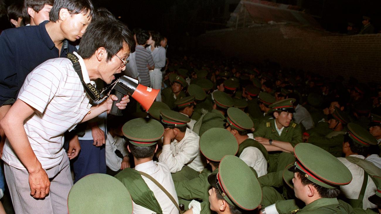 Студент солдат. Beijing Soldier 1989. Выступление в Китае в 1989 году танки. В Китае расстреляли Сяопина. Jonathan Schaer covered the 1989 Tiananmen Square protests.