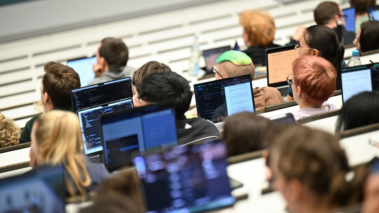 Wohnen im Studium: Mehr als jeder vierte Studierende lebt bei den Eltern