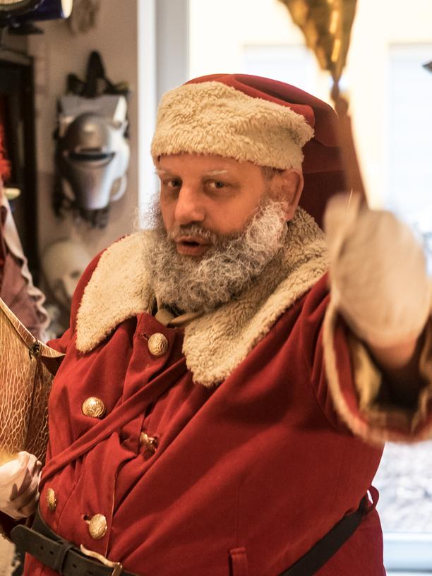 Stephan Antczack, geboren 1966, ist Theaterpädagoge, Geschichtsvermittler und psychiatrischer Pfleger. Er trainiert Weihnachtsmänner und Clowns. Für das Berliner Studierendenwerk organisierte er die Weihnachtsmannvermittlung. 