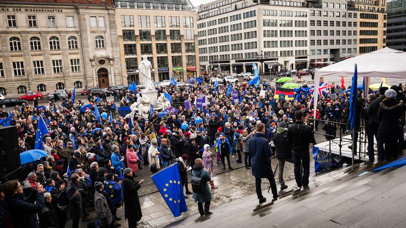 Madeleina Kay: Teilnehmerinnen und Teilnehmer der Pulse-of-Europe-Kundgebung stehen vor der Bühne auf dem Gendarmenmarkt in Berlin.