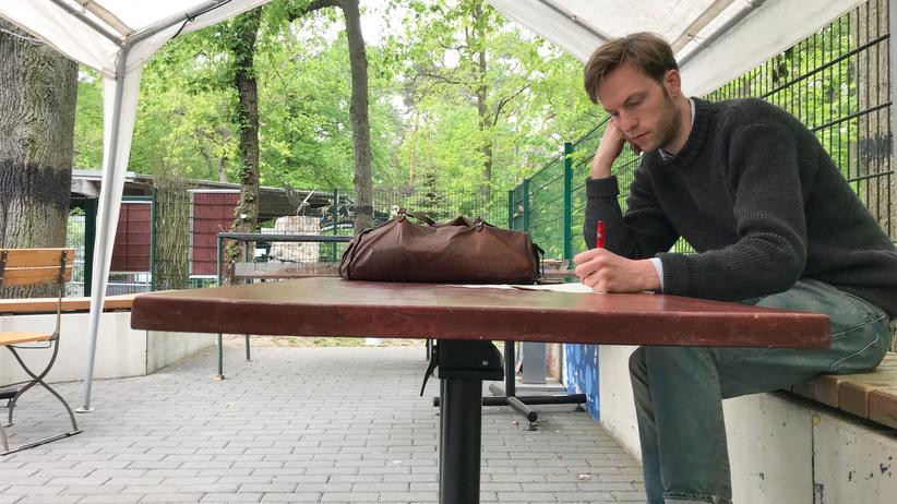 Volt: Damian Boeselager bereitet sich auf seinen Auftritt im Parkclub Fürstenwalde vor: 56 Fragen über Europa könnten ihm auf der Bühne gestellt werden, er will auf jede einzelne eine Antwort haben.