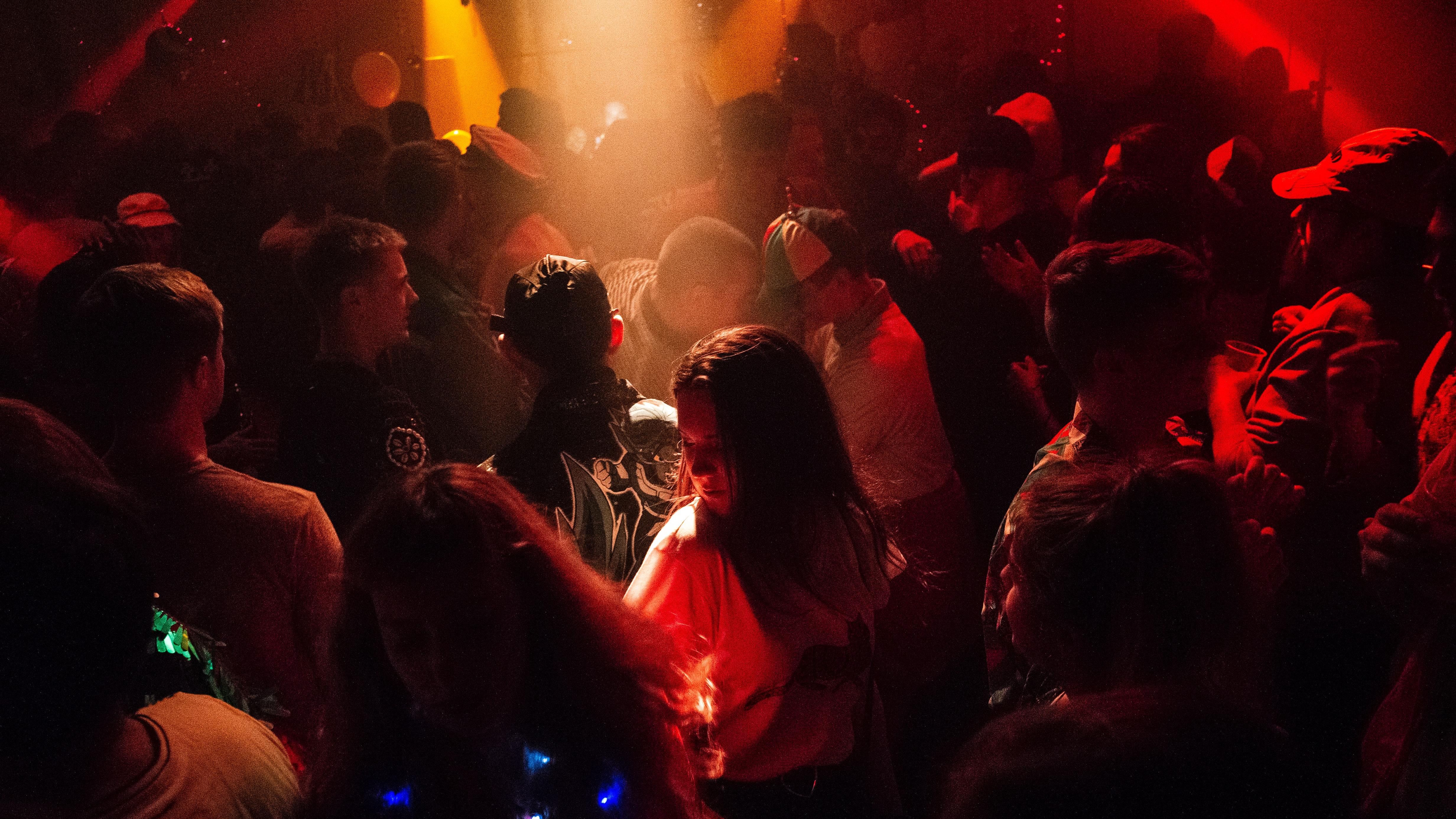 Итальянская дискотека. Мем парень в клубе. Почему клубы закрыты. Клуб микс афтерпати. В клубе фотоотчет.