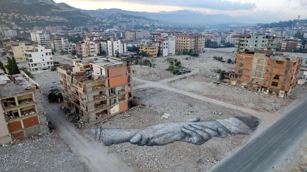 Erdbeben in der Türkei: Ein Jahr nach dem Erdbeben geht der Wiederaufbau in der Provinz Hatay nur langsam voran. Der französische Künstler Guillaume Legros hat im November in der Stadt Antakya ein Bild auf die Ruinen gemalt, das darauf hinweisen soll.




