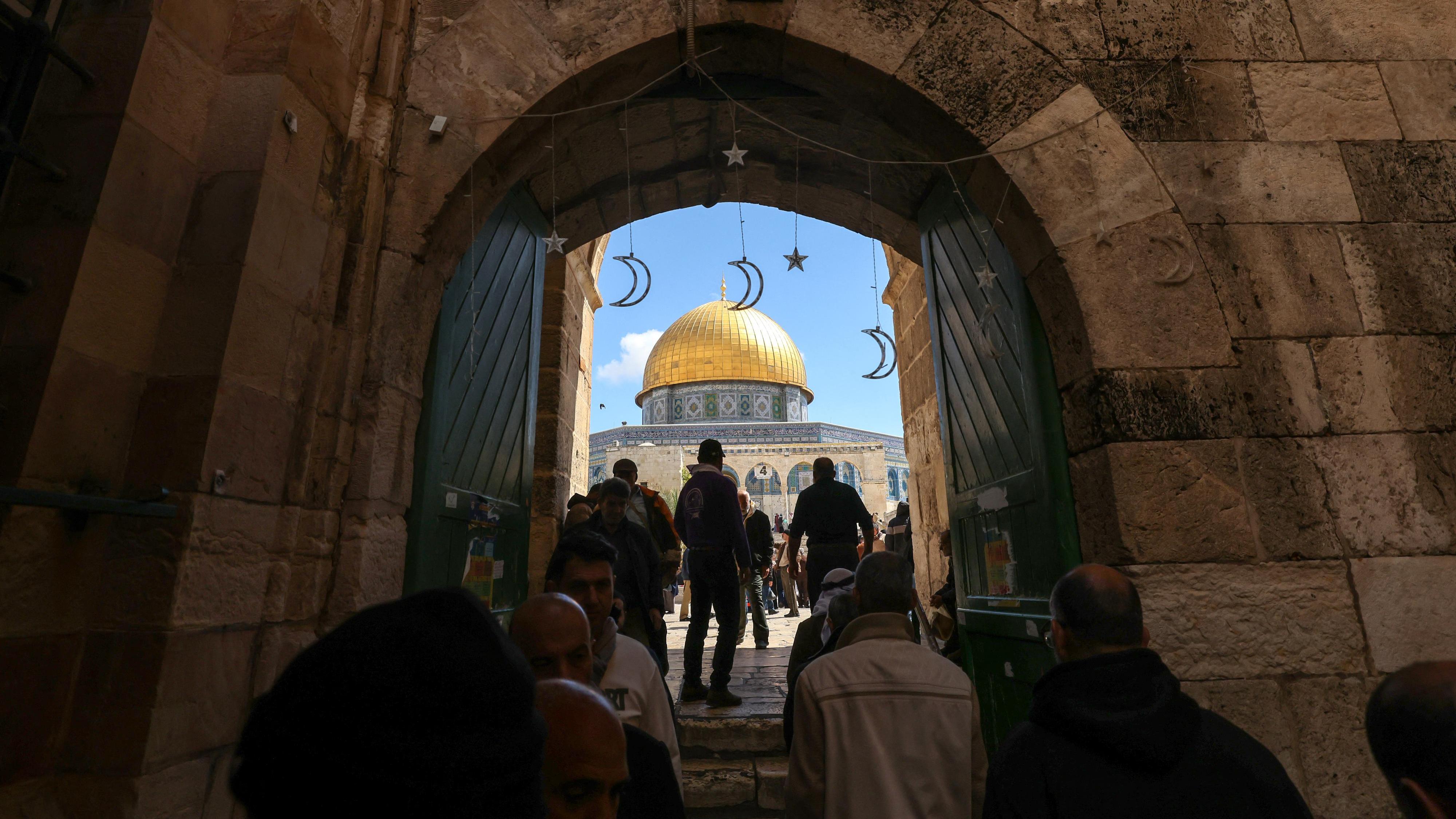 Umgang mit dem Gaza-Krieg: Gläubige während des Ramadan in der Nähe des Felsendoms auf dem Gelände der Al-Aqsa-Moschee in der Altstadt von Jerusalem
