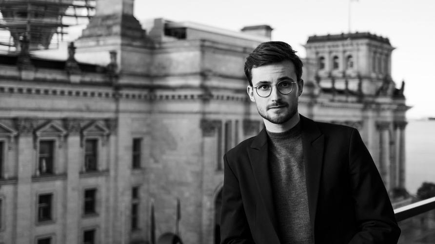 Maurice Höfgen: Maurice hat dual in Neuss und  später in Maastricht studiert. Nach dem Bachelor hat er in einer Unternehmensberatung gearbeitet, später im Bundestagsbüro eines Linken-Abgeordneten. Heute schreibt er Bücher und Kolumnen und betreibt den YouTube-Kanal „Geld für die Welt“.
