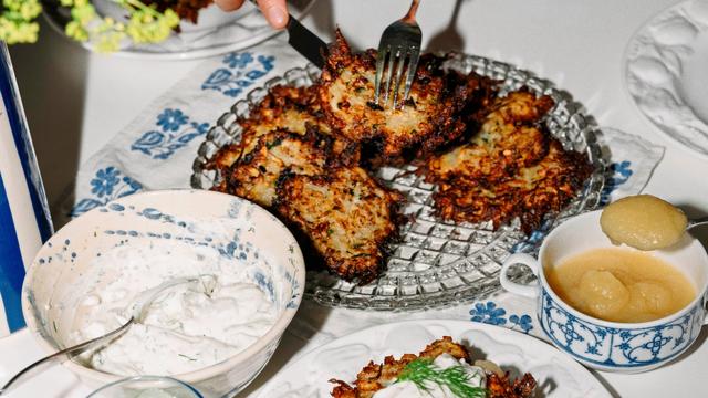 (+) Kartoffelpuffer mit Schmand oder Apfelmus: Kartoffeln in ihrer besten Form